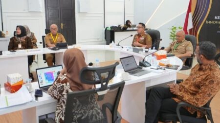 Pj Wali Kota Mojokerto Moh Ali Kuncoro melakukan presentasi dengan memaparkan dua inovasi unggulan Kota Mojokerto di Ruang Command Center BSKN Kemendagri. [Foto : ist]