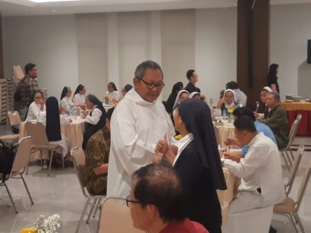 Romo Didik atau RD Agustinus Tri Budi Utomo saat menyalami salah satu suster di Gereja Katedral