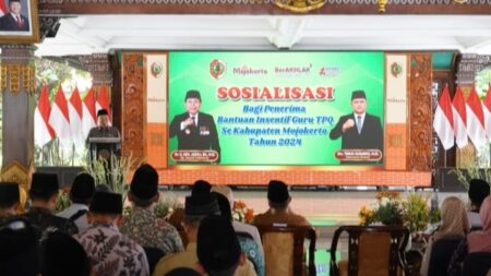PJs Bupati Mojokerto, Akhmad Jazuli menyerahkan bantuan insentif guru TPQ di Pendopo GMT, Pemkab Mojokerto. [Foto : ist]