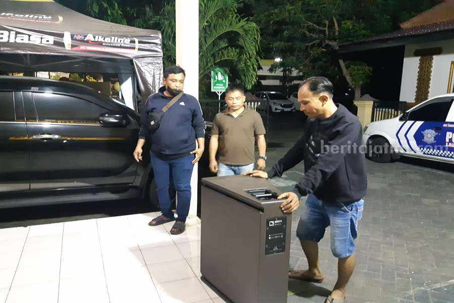 Djunaedi saat diamankan di Polsek Sukolilo, Rabu (30/10/2024) dini hari. (Foto/anggadia)