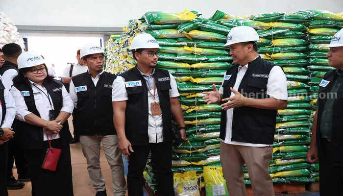 Pj Wali Kota Malang, Iwan Kurniawan melakukan sidak ketersediaan stok bahan pokok dan harga.