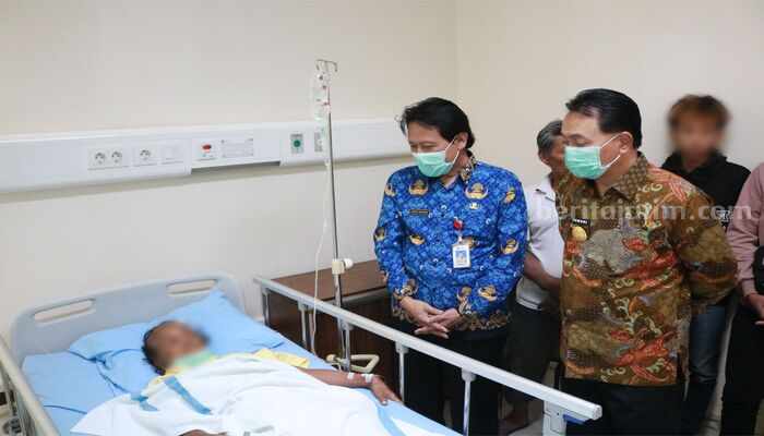 PJs Bupati Blitar melihat kondisi korban puting beliung di RSUD Srengat Kabupaten Blitar, Rabu (2/10/2024). (Foto : Winanto/beritajatim.com)