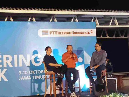 Foto Dwi Eko Lokonoto pimred Beritajatim.com (tengah) dan Asep Saefullah dari program Manager Local Media Community saat menjadi pembicara Media Gathering PT Freeport Indonesia.