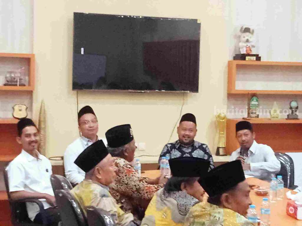 Paslon cabup Gus Yani (batik hitam) dan pasangannya Asluchul Alif (kiri) saat sowan ke kiai