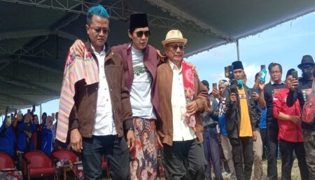 Merasa Dicurangi, Tim Rijanto-Beky 5 Kali Buat Aduan ke Bawaslu dan KPU Blitar Pasangan Rijanto-Beky saat deklarasi pencalonan Pilkada Blitar beberapa waktu lalu, (foto : Winanto/beritajatim.com)