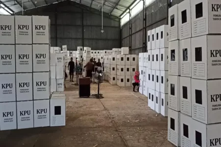 Ribuan kotak suara mulai dirakit untuk Pilkada 2024.(Foto/Endra Dwiono/Beritajatim.com)