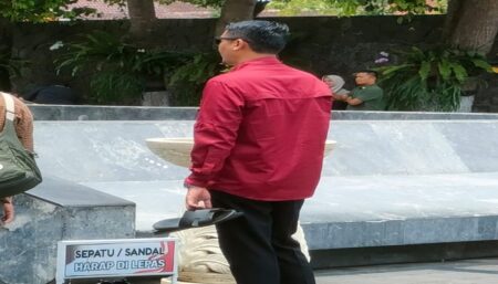 Ziarah ke Makam Bung Karno Blitar, Kaesang Pakai Sandal Seharga Motor Beat : Tim pengamanan membawa sendal milik Kaesang saat berziarah ke Makam Bung Karno, Kamis (4/10/2024).(Foto : Winanto/beritajatim.com)
