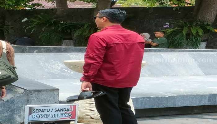 : Tim pengamanan membawa sendal milik Kaesang saat berziarah ke Makam Bung Karno, Kamis (4/10/2024).(Foto : Winanto/beritajatim.com)
