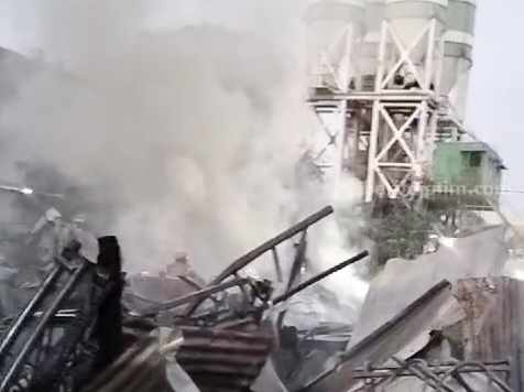 Dua Pabrik Rak dan Empat Rumah Kos Hangus Terbakar di Surabaya Kebakaran Dua Pabrik Rak dan Empat Kosan Surabaya (dok. Pemadam)
