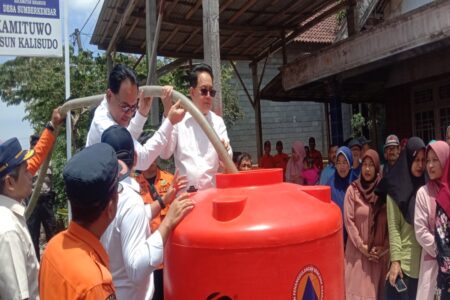 Blitar Dilanda Kekeringan, Begini Langkah Pj Gubernur Jatim Pj Gubernur Jatim Turun Tangan Salurkan Air Bersih di Kabupaten Blitar, Jumat (4/10/2024). (Foto : Winanto/beritajatim.com)
