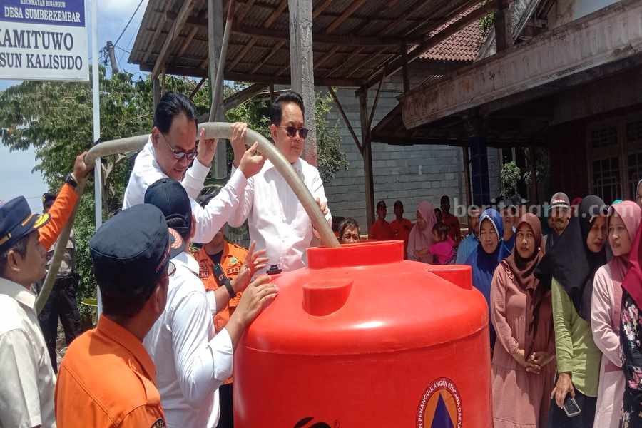 Pj Gubernur Jatim Turun Tangan Salurkan Air Bersih di Kabupaten Blitar, Jumat (4/10/2024). (Foto : Winanto/beritajatim.com)