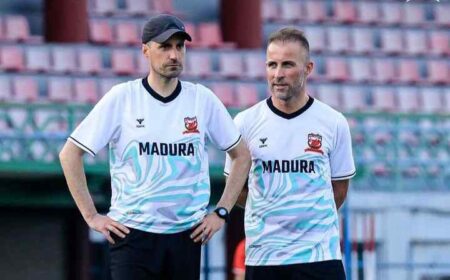 Dua Tim Pelatih Dampingi Paulo Meneses di Madura United Asisten Pelatih, Hélder Sarmento bersama Pelatih Fisik, Tiago Marques mendampingi Madura United FC menjalani latihan di SGB Madura, Jum'at (4/10/2024).