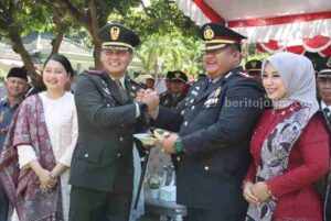Dirgahayu ke-79 TNI, Dandim Pamekasan Ajak Rakyat Kawal Kepemimpinan Prabowo Dandim 0826 Pamekasan, Letkol Inf Herik Prasetiawan bersama Kapolres Pamekasan, AKBP Jazuli Dani Iriawan dalam perayaan HUT Ke-79 TNI di Pamekasan, Sabtu (4/10/2024).