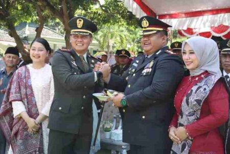 Dirgahayu ke-79 TNI, Dandim Pamekasan Ajak Rakyat Kawal Kepemimpinan Prabowo Dandim 0826 Pamekasan, Letkol Inf Herik Prasetiawan bersama Kapolres Pamekasan, AKBP Jazuli Dani Iriawan dalam perayaan HUT Ke-79 TNI di Pamekasan, Sabtu (4/10/2024).