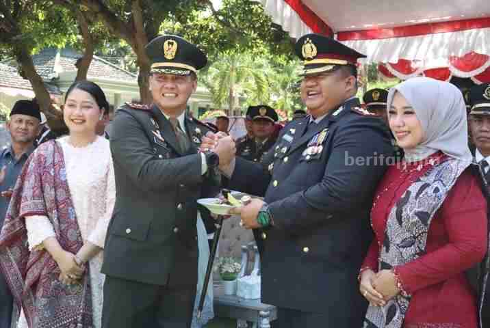 Dandim 0826 Pamekasan, Letkol Inf Herik Prasetiawan bersama Kapolres Pamekasan, AKBP Jazuli Dani Iriawan dalam perayaan HUT Ke-79 TNI di Pamekasan, Sabtu (4/10/2024).