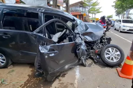 Kondisi mobil Toyota Avanza usia terlibat kecelakan beruntun di Jalan Raya Sarangan Magetan masuk Kelurahan/Kecamatan Plaosan, Magetan, Minggu (06/10/2024)