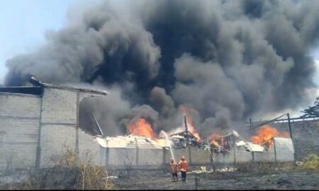 Gudang Plastik di Driyorejo Gresik Ludes Terbakar