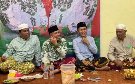 Calon wakil Bupati Pamekasan, Taufadi (tengah berbatik) saat silaturahim bersama masyarakat Klampar, Proppo, Pamekasan, Minggu (6/10/2024).