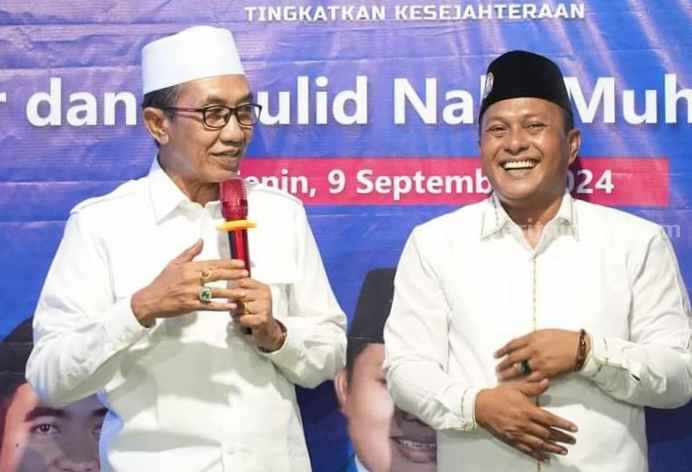 Calon Bupati Pamekasan, KH Kholilurrahman (pegang mic) bersama Calon Wakil Bupati Pamekasan, Sukriyanto.