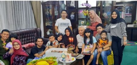 Bareng Keluarga di Sosmed, Petahana Bupati Malang Sanusi Kirim Pesan Kebaikan foto beritajatim