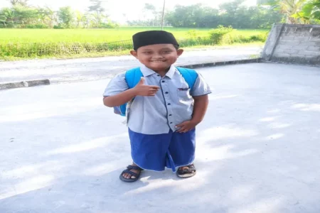 Sambut HSN 2024, Masyarakat Ponorogo Dihimbau Berpakaian Ala Santri Seorang siswa dari Kecamatan Sukorejo Ponorogo mengenakan pakaian ala santri sebelum berangkat ke sekolahnya. (Foto/Endra Dwiono/Beritajatim.com)