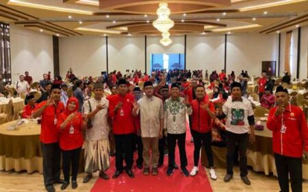 Solid, PDI Perjuangan Komitmen Menangkan Paslon BERBAKTI di Pilkada Pamekasan Paslon BERBAKTI (tengah) berpose bersama petinggi PDI Perjuangan dalam kegiatan Rakercab di Ballroom Hotel Odaita, Jl Raya Sumenep 88 Pamekasan, Selasa (15/10/2024).