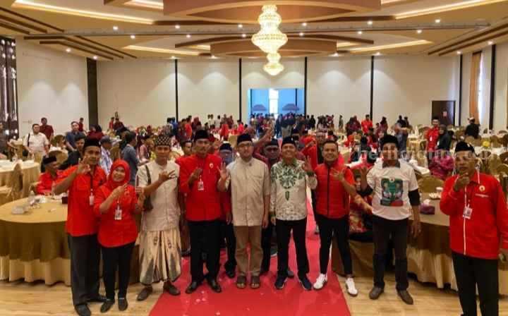 Paslon BERBAKTI (tengah) berpose bersama petinggi PDI Perjuangan dalam kegiatan Rakercab di Ballroom Hotel Odaita, Jl Raya Sumenep 88 Pamekasan, Selasa (15/10/2024).