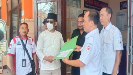 Begini Respon KPU Usai Dilaporkan ke Bawaslu Blitar Akibat Loloskan Cawali Eks Napi Warga laporkan KPU Kota Blitar ke Bawaslu setempat, Rabu (16/10/2024). (Foto : Winanto/beritajatim.com)