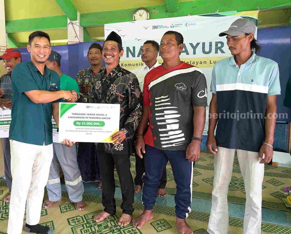 Foto simbolis penyerahan bantuan perbaikan geladak perahu nelayan Lumpur Gresik.