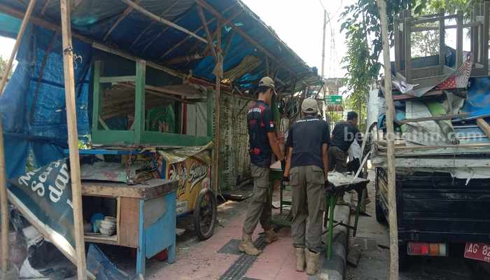 Penertiban PKL oleh Satpol-PP Kota Blitar, Kamis (17/10/2024). (Foto : Winanto/beritajatim.com)