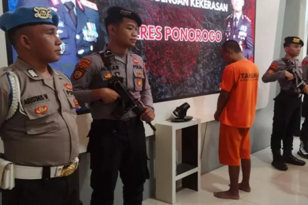 Pelaku Maksum Yusuf saat diamankan di Mapolres Ponorogo. (Foto/Endra Dwiono/Beritajatim.com)