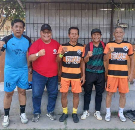 Foto para legenda sepak bola foto bersama