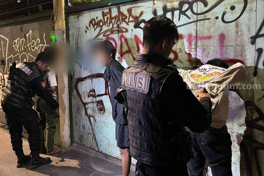 Anggota Respati saat mengamankan 3 anggota gangster yang hendak tawuran di Kapasari