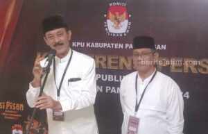 Pasangan Fattah Jasin dan Mujahid Anshori (TAUHID) saat konferensi pers usai debat publik perdana di Ballroom Azana Style Hotel Madura, Jl Jokotole 282 Pamekasan, Minggu (20/10/2024).