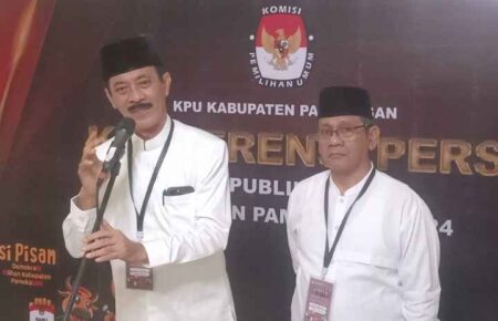 Paslon TAUHID Gaungkan Kolaborasi untuk Peningkatan Kesejahteraan di Pamekasan Pasangan Fattah Jasin dan Mujahid Anshori (TAUHID) saat konferensi pers usai debat publik perdana di Ballroom Azana Style Hotel Madura, Jl Jokotole 282 Pamekasan, Minggu (20/10/2024).