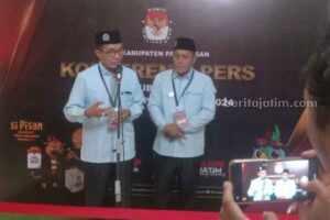 Pasangan KH Kholilurrahman dan Sukriyanto (KHARISMA) saat konferensi pers usai debat publik perdana di Ballroom Azana Style Hotel Madura, Jl Jokotole 282 Pamekasan, Minggu (20/10/2024).