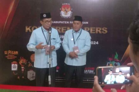 Pasangan KH Kholilurrahman dan Sukriyanto (KHARISMA) saat konferensi pers usai debat publik perdana di Ballroom Azana Style Hotel Madura, Jl Jokotole 282 Pamekasan, Minggu (20/10/2024).