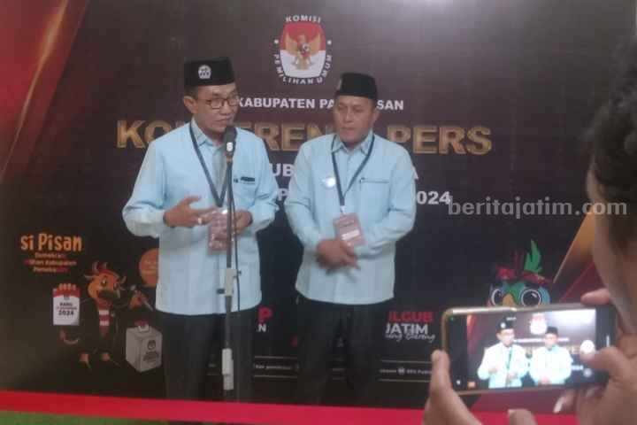 Pasangan KH Kholilurrahman dan Sukriyanto (KHARISMA) saat konferensi pers usai debat publik perdana di Ballroom Azana Style Hotel Madura, Jl Jokotole 282 Pamekasan, Minggu (20/10/2024).