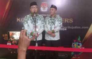 Paslon BERBAKTI Komitmen Wujudkan Perubahan dengan Kebijakan Pro Rakyat Pasangan KH Mohammad Baqir Aminatullah dan Taufadi (BERBAKTI ) saat konferensi pers usai debat publik perdana di Ballroom Azana Style Hotel Madura, Jl Jokotole 282 Pamekasan, Minggu (20/10/2024).