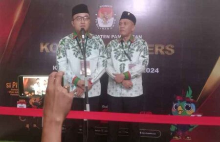 Paslon BERBAKTI Komitmen Wujudkan Perubahan dengan Kebijakan Pro Rakyat Pasangan KH Mohammad Baqir Aminatullah dan Taufadi (BERBAKTI ) saat konferensi pers usai debat publik perdana di Ballroom Azana Style Hotel Madura, Jl Jokotole 282 Pamekasan, Minggu (20/10/2024).