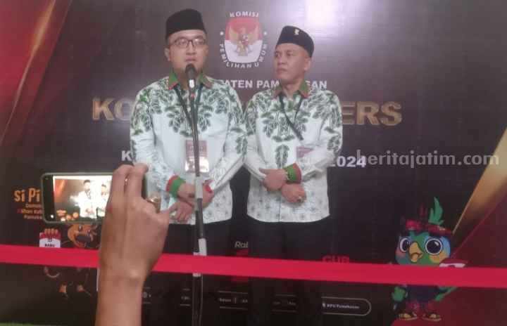 Pasangan KH Mohammad Baqir Aminatullah dan Taufadi (BERBAKTI ) saat konferensi pers usai debat publik perdana di Ballroom Azana Style Hotel Madura, Jl Jokotole 282 Pamekasan, Minggu (20/10/2024).