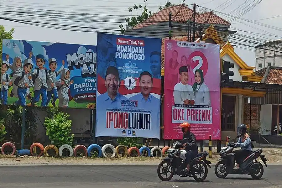 APK kedua paslon yang difasilitasi KPU Ponorogo dipasang berdampingan. (Foto/Endra Dwiono/Beritajatim.com)