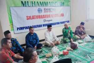 Kholilurrahman Sambangi Kantor Muhammadiyah Pamekasan Calon Bupati Pamekasan, KH Kholilurrahman (tengah) silaturahim bersama jajaran pengurus Muhammadiyah Pamekasan, Senin (21/10/2024).