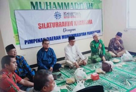 Calon Bupati Pamekasan, KH Kholilurrahman (tengah) silaturahim bersama jajaran pengurus Muhammadiyah Pamekasan, Senin (21/10/2024).