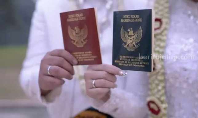 Ilustrasi pernikahan. Pasangan tunjukkan buku nikah, Rabu (23/10/2024). (Foto : Winanto/beritajatim.com)
