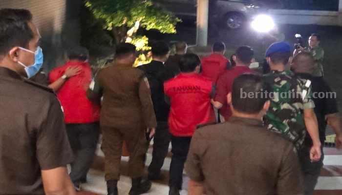 Tengah Malam, 3 Hakim Dijebloskan ke Rutan Kejati Jatim