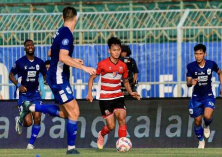 Aksi pemain muda Madura United FC, Riski Afrizal (tengah) saat bertanding melawan PSIS Semarang, pada pekan ke-9 Liga 1 di SGB Madura, Rabu (23/10/2024). [Gambar: Madura United]