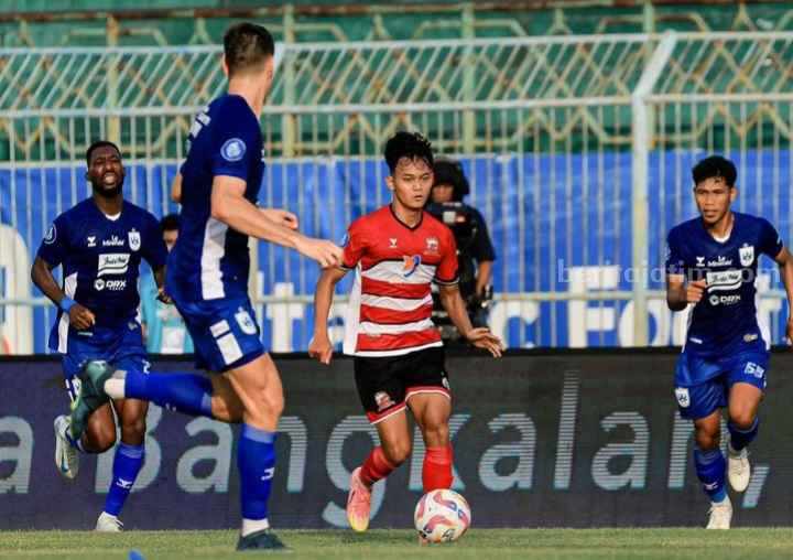 Aksi pemain muda Madura United FC, Riski Afrizal (tengah) saat bertanding melawan PSIS Semarang, pada pekan ke-9 Liga 1 di SGB Madura, Rabu (23/10/2024). [Gambar: Madura United]