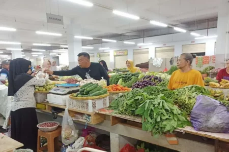 Berbelanja di Pasar Legi Ponorogo, Cabup Sugiri Sancoko Ajak Rembuk Pedagang foto beritajatim