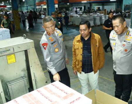 Kapolda dan Pj Gubernur Jatim Tinjau Kesiapan Surat Suara Pilkada 2024 di Gresik Kapolda Jatim